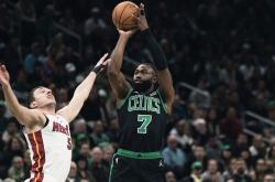 开云体育下载-猛龙客场击败凯尔特人，稳居东部第一