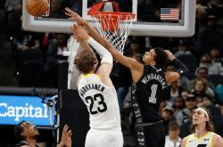 开云体育在线-马刺主场绝杀猛龙，将系列赛比分改写