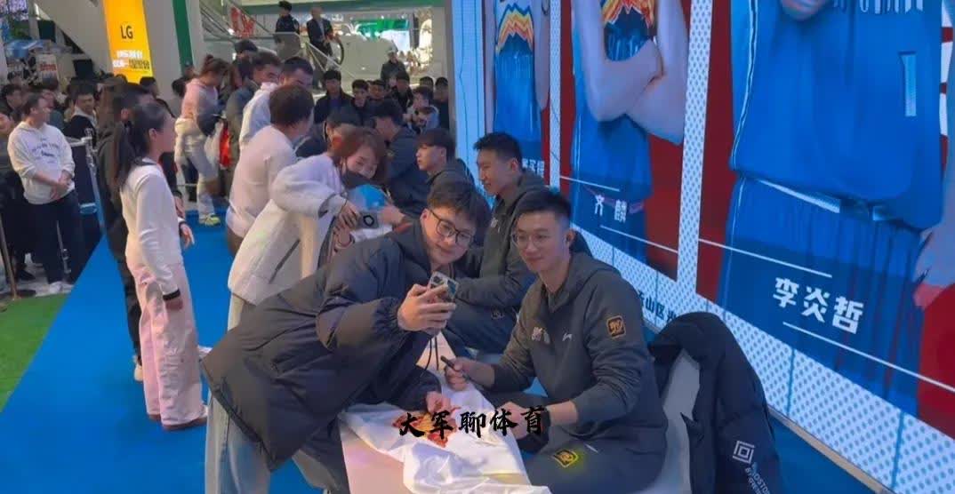 包含球迷狂热支持篮球比赛现场热情高涨的词条