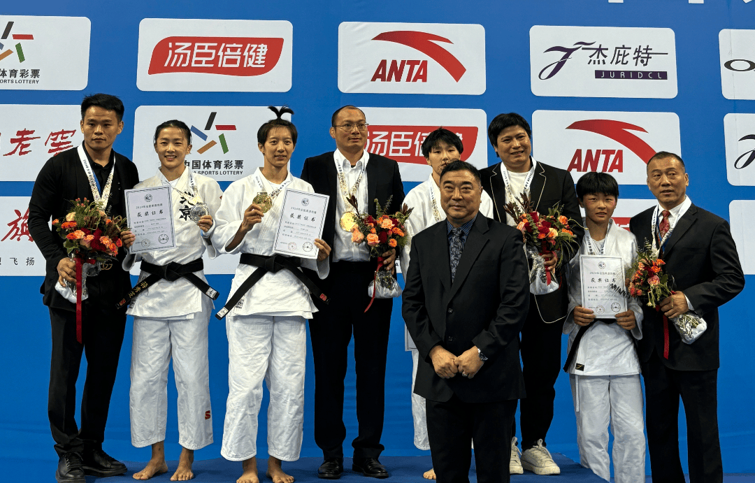 柔道选手在比赛中发挥出色，勇夺冠军