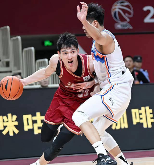 北京男篮挑战新疆队，全力备战对决