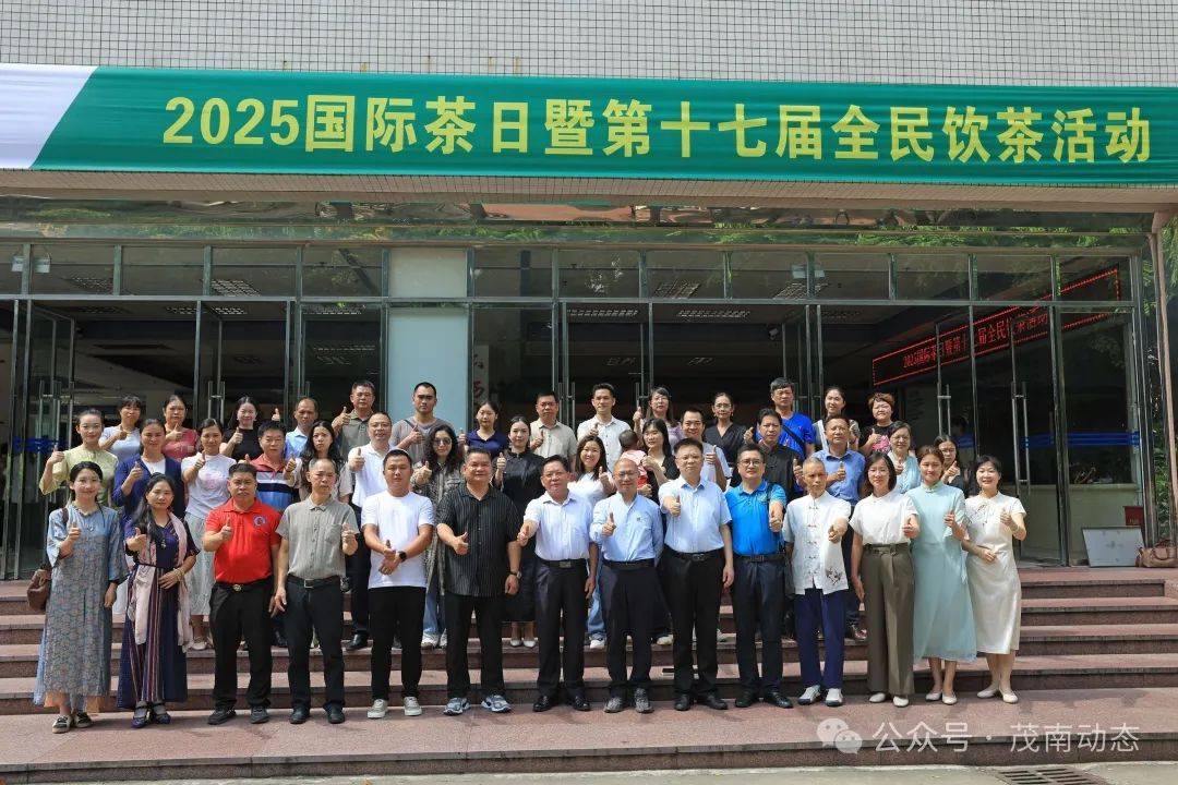 包含巴基斯坦队球员施展身手，铸就团结的词条