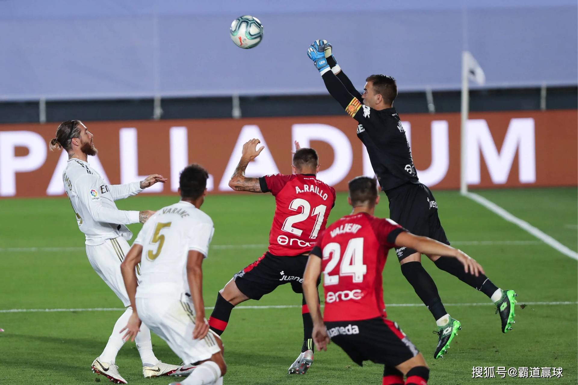 西班牙球队在国内联赛中力压对手 西班牙球队在国内联赛中力压对手