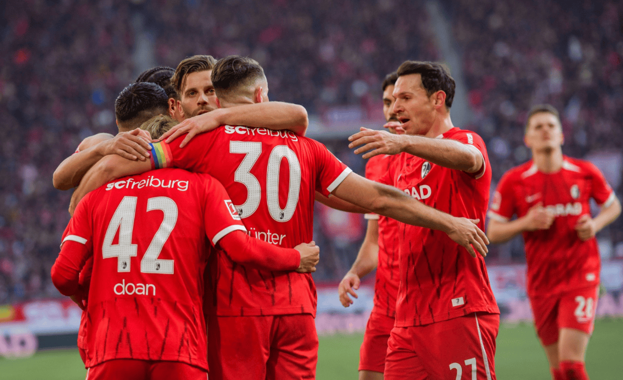 弗赖堡队员踢出火爆表现,赢得球迷喝彩 弗赖堡队员踢出火爆表现,赢得球迷喝彩