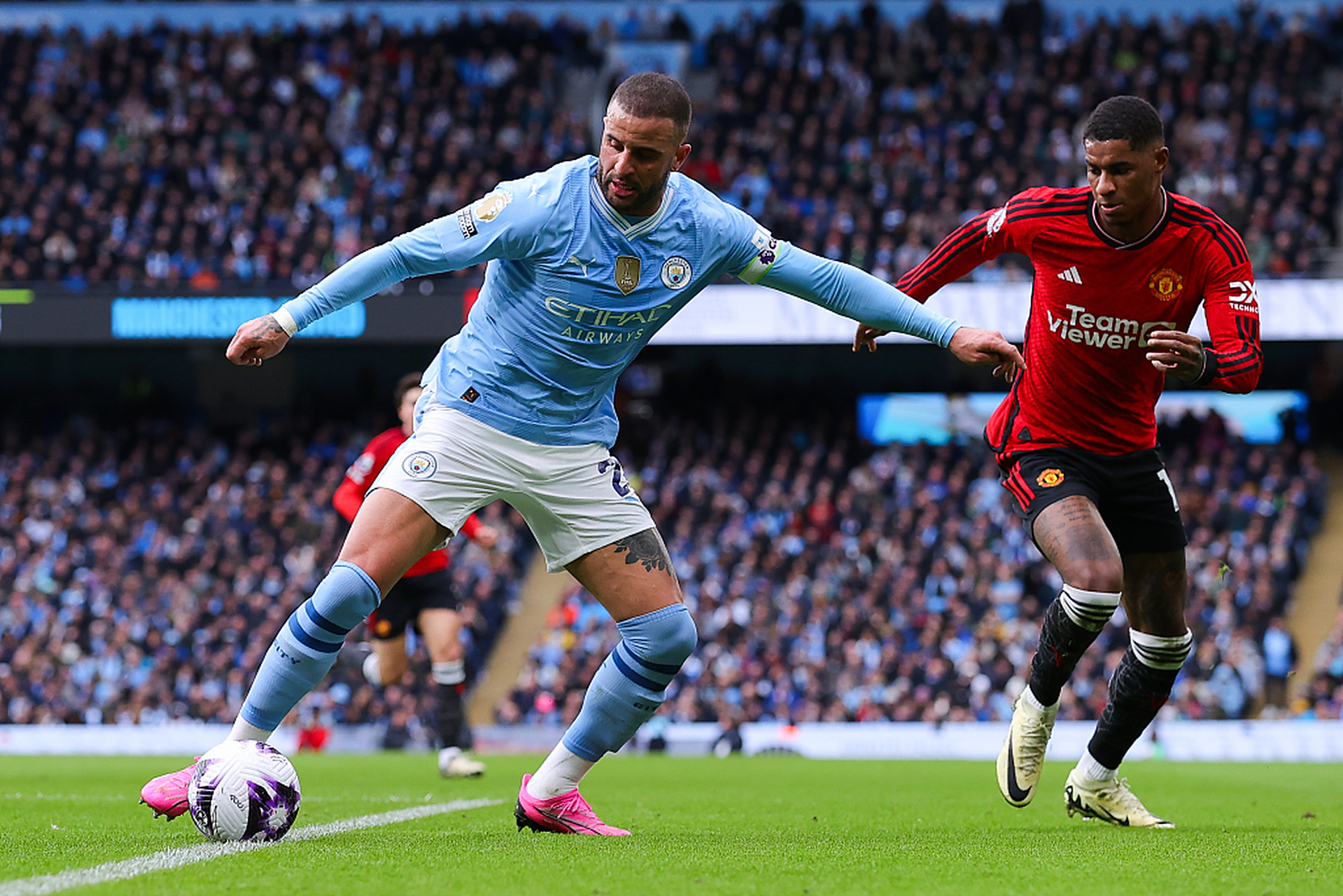 关于伯恩利客场击败曼联，降级前景渐渐好转的信息