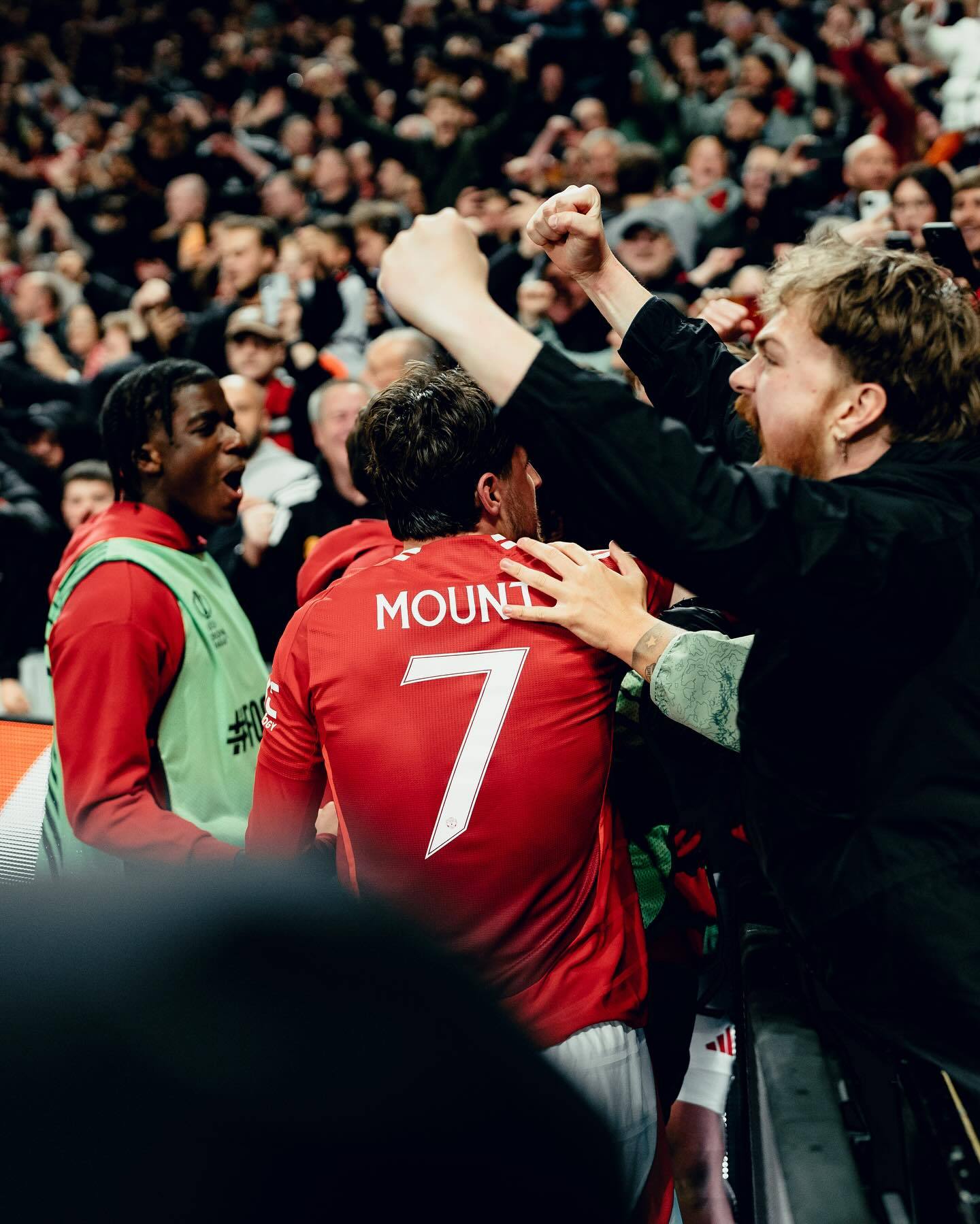 曼联顽强抗衡，客场突袭取胜