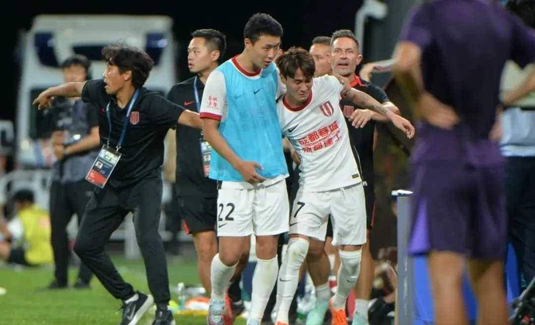 口水战升温，足球场上各国队伍拼力角逐！