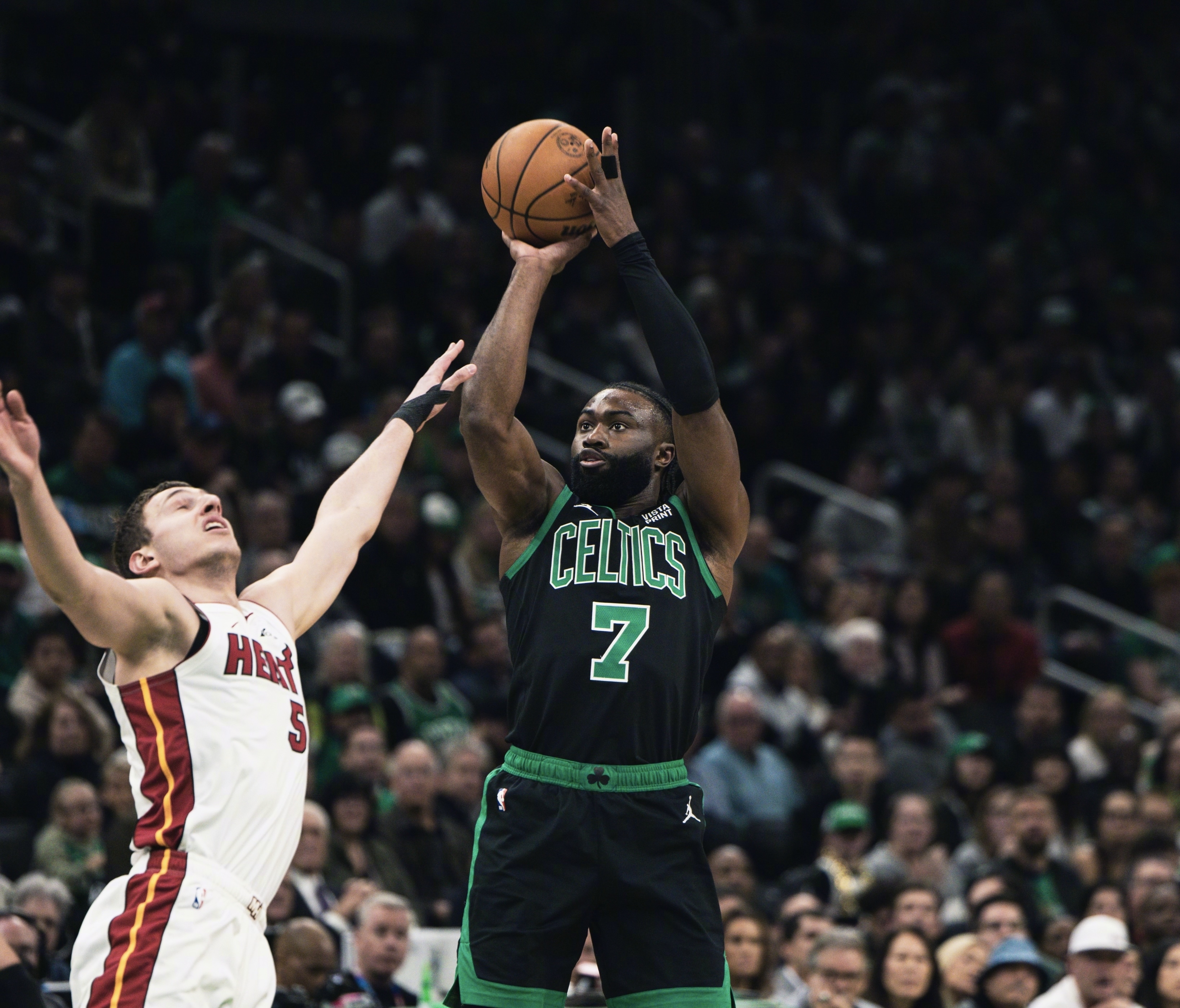 猛龙客场击败凯尔特人，稳居东部第一