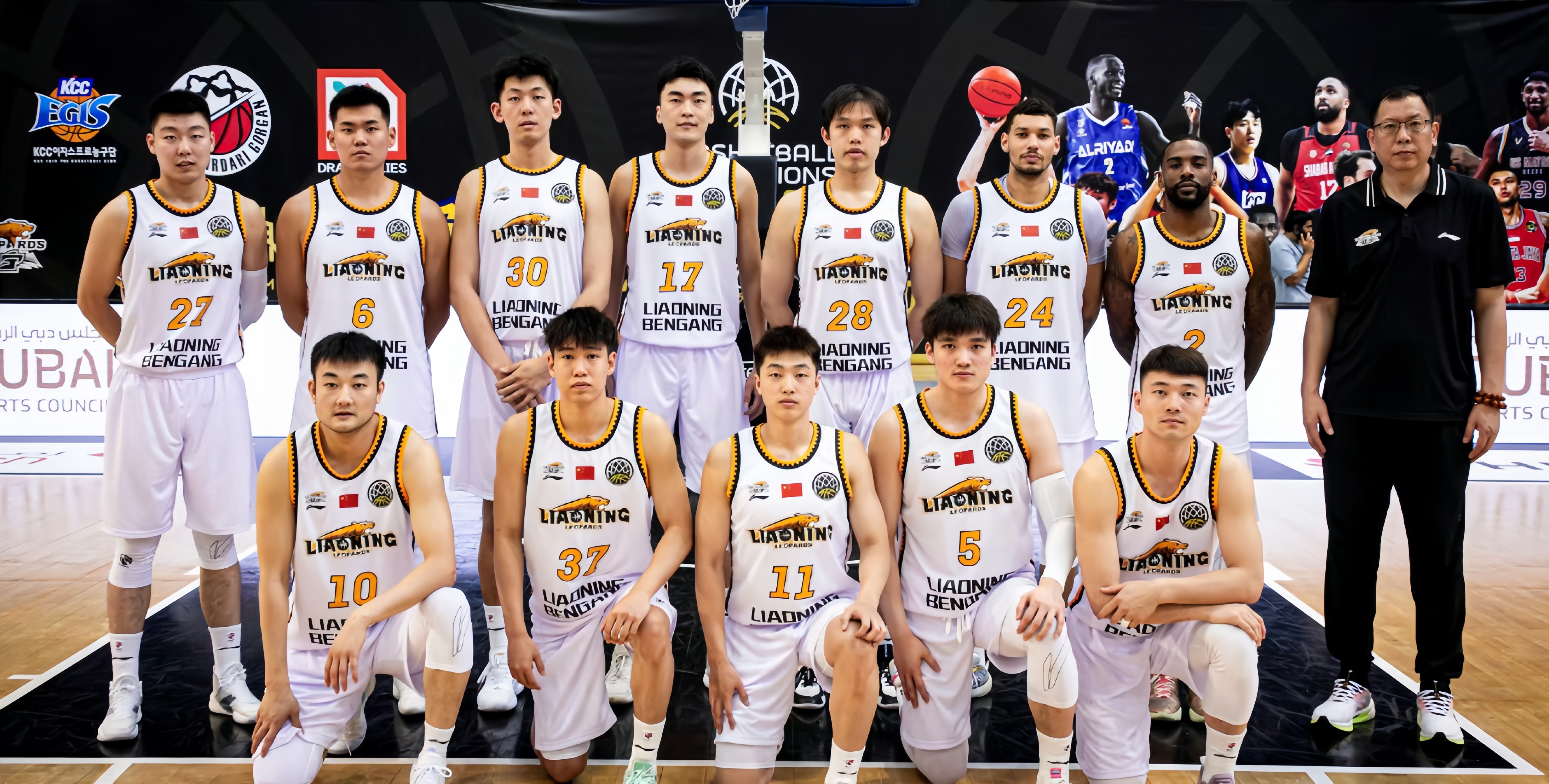 男子篮球联赛中球员们的团队合作默契