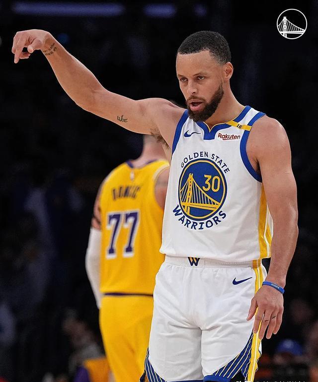 勇士主场战胜湖人，库里砍下30分