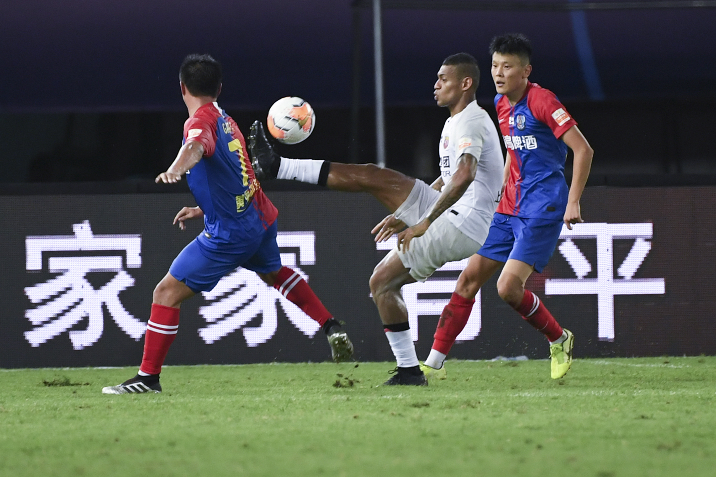 1.上海上港战平蔚山现代,提前垫底出局捱完亚冠小组赛 1.上海上港战平蔚山现代,提前垫底出局捱完亚冠小组赛