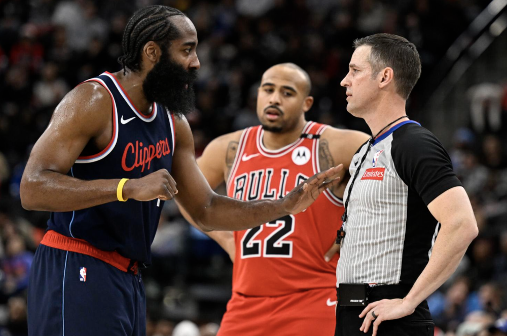 雄鹿击败鹈鹕，结束连败