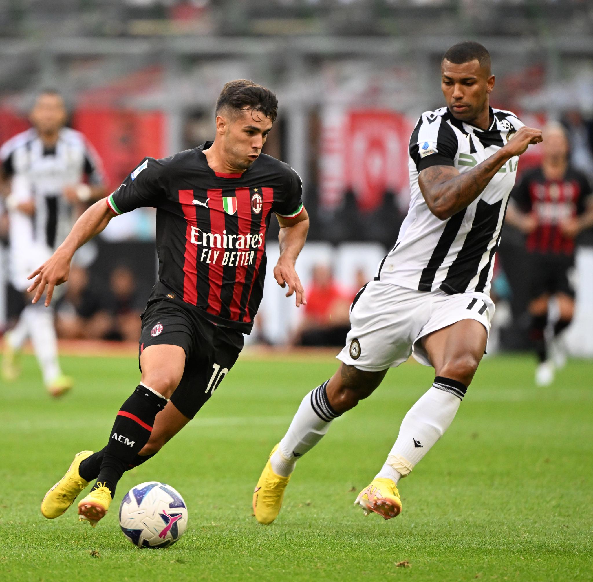 关于意大利足球比赛：米兰队在比赛中表现出色的信息